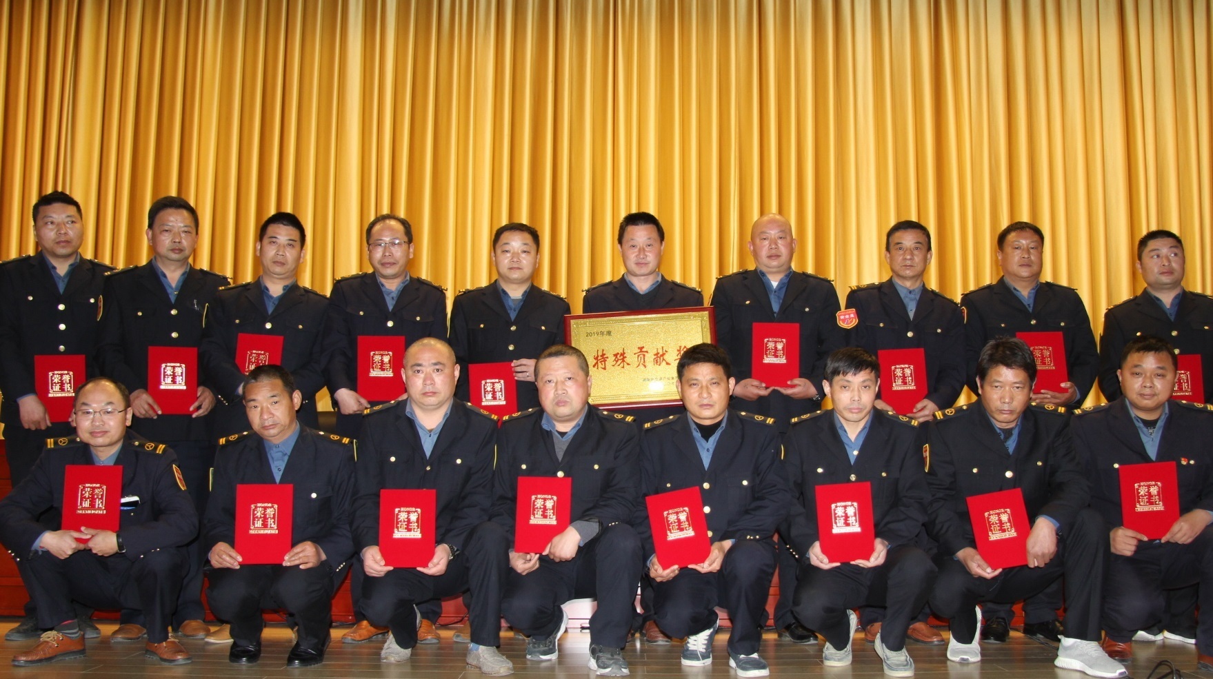 開展專項(xiàng)服務(wù)提升行動(dòng)。開展“比學(xué)趕幫超、干事超一流”“強(qiáng)作風(fēng)、提效能、促發(fā)展”“查找不滿意、追求更滿意”等系列活動(dòng)，通過座談走訪、問卷調(diào)查等方式，征求意見和建議，并結(jié)合實(shí)際加以整改，進(jìn)一步改進(jìn)駕駛員工作作風(fēng)，提升服務(wù)質(zhì)量和服務(wù)水平。